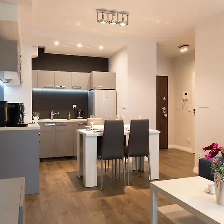 Apartlogy Aura2 78 - Experience Intelligent Living While Travelling *